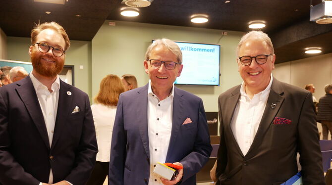 ProGenius-Schule Schulleiter David Zadick (von links), Schulträger-Gründer Dr. Christian Engel und OB Thomas Keck feierten am Mittwoch den Neubau