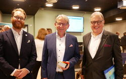 Schulleiter David Zadick (von links), Schulträger-Gründer Dr. Christian Engel und OB Thomas Keck feierten am Mittwoch den Neubau