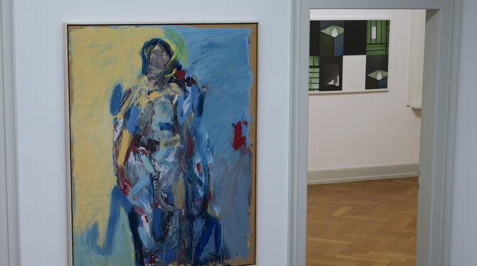 Jeder Raum eröffnet neue Kunst-Welten: Vorne Gabriele Straubs »Penthesilea« von 1984, hinten eine Arbeit mit Fotografien und Acr