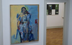 Jeder Raum eröffnet neue Kunst-Welten: Vorne Gabriele Straubs »Penthesilea« von 1984, hinten eine Arbeit mit Fotografien und Acr