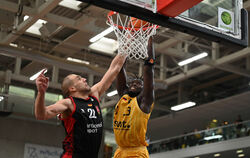Überzeugte zuletzte beim Auswärtssieg in Köln: Tigers-Forward Melkisedek Moreaux (rechts).
