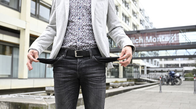 Reutlingen Finanzen Leere Taschen: Die Stadt Reutlingen muss im Hinblick auf die kommenden Jahre weiter sparen.