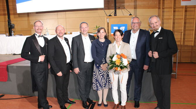 Vertreterversammlung Volksbank Münsingen Die Vorstandsmitglieder Christian Bückle und Darko Zubak, die neue Aufsichtsrätin Christiane Striebel, die scheidende Aufsichts