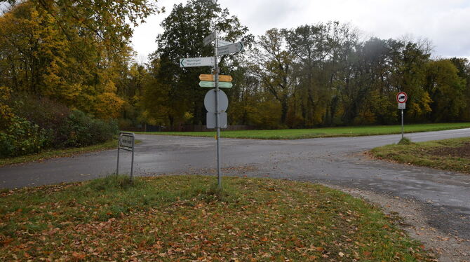 Kreuzung Die Kreuzung am jüdischen Friedhof. Hier gilt rechts vor links, dies soll allerdings deutlicher markiert werden. In Richtung Reu
