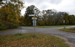 Die Kreuzung am jüdischen Friedhof. Hier gilt rechts vor links, dies soll allerdings deutlicher markiert werden. In Richtung Reu