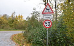 In Richtung Schinderklinge gilt bereits Tempo 50.  In diesem Bereich sind auch viele Radfahrer unterwegs.