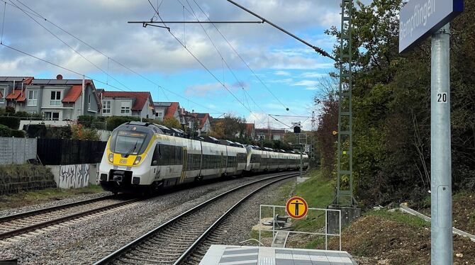 Ein Metropolexpress fährt in den Bahnhof Bempflingen ein. Unter der Oberleitung des Gegengleises ist das neue Signal in Fahrtric