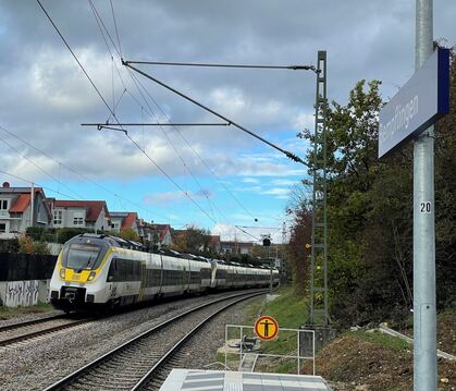 Ein Metropolexpress fährt in den Bahnhof Bempflingen ein. Unter der Oberleitung des Gegengleises ist das neue Signal in Fahrtric