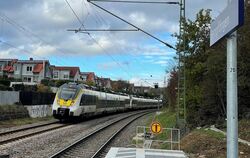 Ein Metropolexpress fährt in den Bahnhof Bempflingen ein. Unter der Oberleitung des Gegengleises ist das neue Signal in Fahrtric