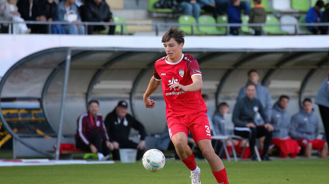 Jonathan Hageloch empfiehlt sich gegen den VfR Mannheim als Abräumer vor der Abwehr.