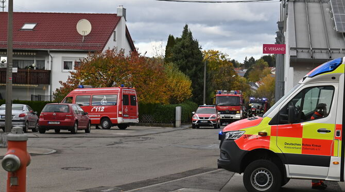 Feuerwehreinsatz Ein Feuerwehrmann im ersten Stock des Wohnhauses (links) , wo die Wohnung verraucht wurde.