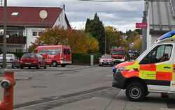 Ein Feuerwehrmann im ersten Stock des Wohnhauses (links) , wo die Wohnung verraucht wurde.