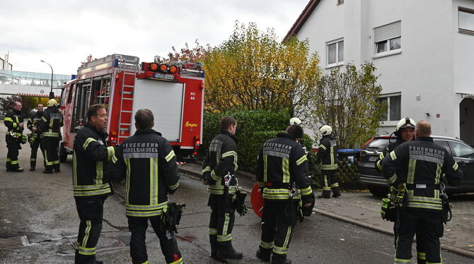 Feuerwehreinsatz Einsatzkräfte vor dem Wohnhaus