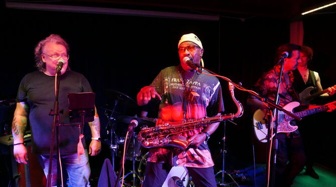 Frontman in Action: Napoleon Murphy Brock in Glems. Links Michael Fritsche, Sänger bei Frank Out!