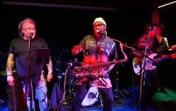 Frontman in Action: Napoleon Murphy Brock in Glems. Links Michael Fritsche, Sänger bei Frank Out!