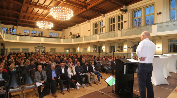 Moderator Rüdiger Straub vor der Uracher Festhalle. Es waren »nur« rund 220 Menschen gekommen, im Live-Chat waren es dafür um di