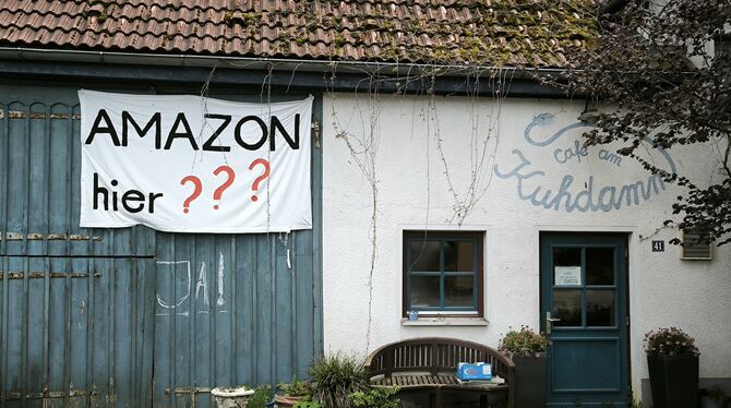 Das Dorf ist gespalten. Das Bild zeigt das erste Transparent, das Hermann Kiefer inzwischen an die Tür seiner Scheuer gehängt ha