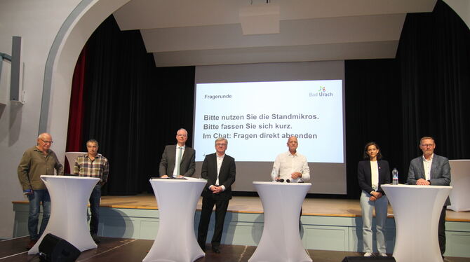 Auf dem Podium: (von links) Hermann Kiefer und Eberhard Wörz vom »Bürgerforum« Hengen, Professor Markus Nawroth von der IHK Reut