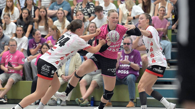 Charlotte Cholevova (Mitte) hat ihre Torgefahr mit zwölf Treffern in den letzten Länderspielen für Tschechien unterstrichen.