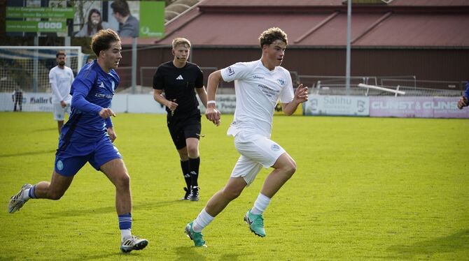 Luca Gnoss Young Boys Reutlingen Verteidiger Luca Gnoss (rechts) von den Young Boys Reutlingen.