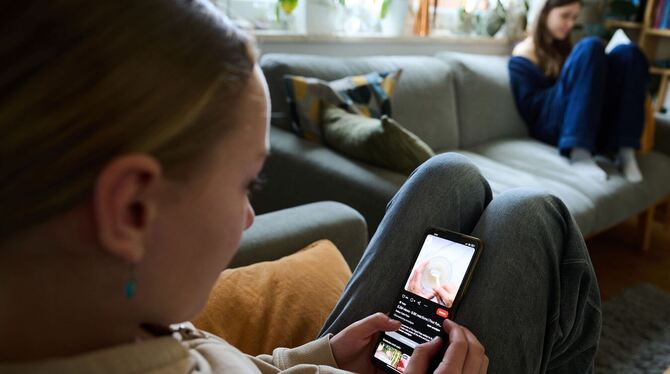 Symbolbild - Smartphone-Nutzung bei Kindern