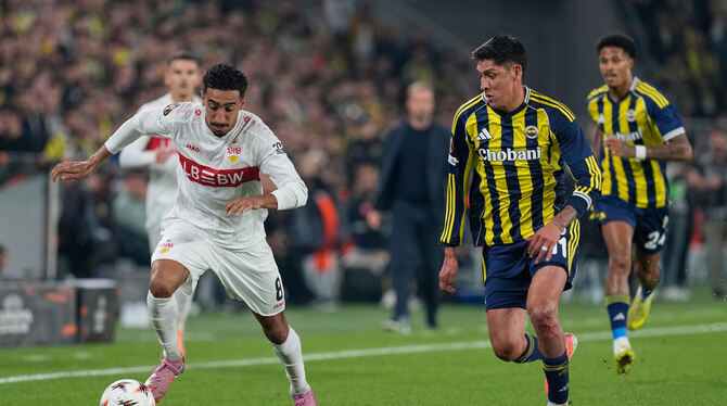 Der Stuttgarter Tiago Tomas (links) im Zweikampf mit Edson Alvarez. FOTO: HAMRA/DPA Der Stuttgarter Tiago Tomas (links) im Zweikampf mit Edson Alvarez. FOTO: HAMRA/DPA