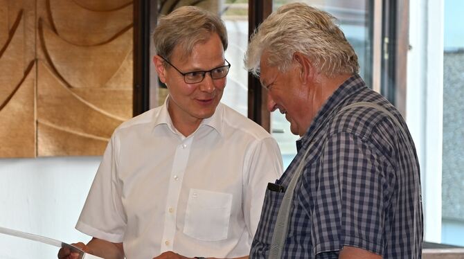 Ehrung Lichtensteins Bürgermeister Peter Nußbaum (links) übergibt dem Gemeinderat Alfons Reiske die Ehrenstehle des Gemeindetags. Nußba