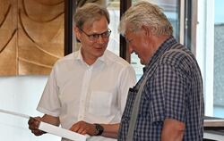 Lichtensteins Bürgermeister Peter Nußbaum (links) übergibt dem Gemeinderat Alfons Reiske die Ehrenstehle des Gemeindetags. Nußba