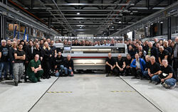 Beschäftigte von Stoll in Reutlingen haben sich um die symbolisch letzte von ihnen hergestellte Flachstrickmaschine versammelt.