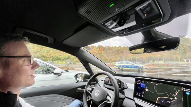 Testfahrer Thomas Heinrich ist gewarnt und stoppt seinen Wagen trotz Vorfahrt vor der Kreuzung. Das Polizeiauto bekommt kurzfris