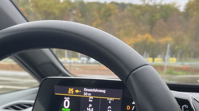 Frühzeitige Warnmeldung im oberen Streifen des Cockpits: Von links nähert sich ein Einsatzfahrzeug.