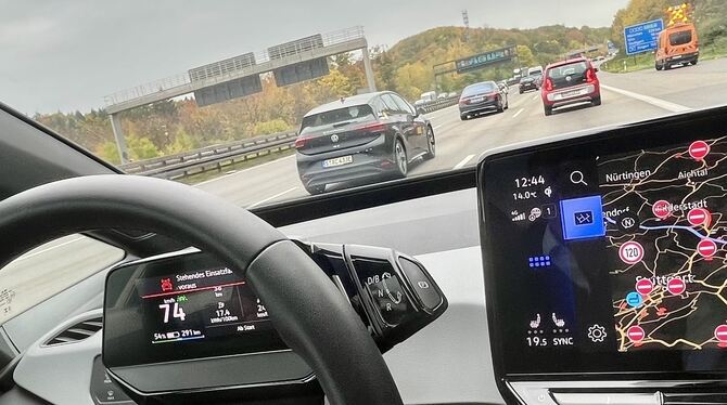 Warnmeldung im linken Display des Cockpits: Achtung, Einsatzfahrzeug voraus.