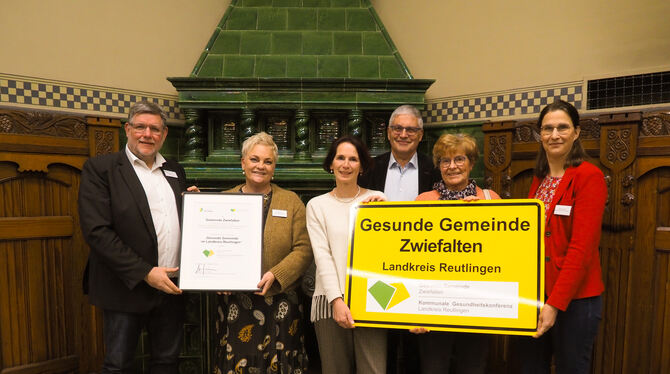 Eine Jury rund um Landrat Fiedler (links) vergibt seit 2015 das Zertifikat »Gesunde Gemeinde.« Zwiefalten ist einer von zehn Ort