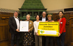 Eine Jury rund um Landrat Fiedler (links) vergibt seit 2015 das Zertifikat »Gesunde Gemeinde.« Zwiefalten ist einer von zehn Ort