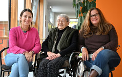 Auf Anhieb gut verstanden:  Sarah Toll (von links), Gerda Stützel und Projektleiterin Sabine Lehmkühler, die die Seniorenpaten-T