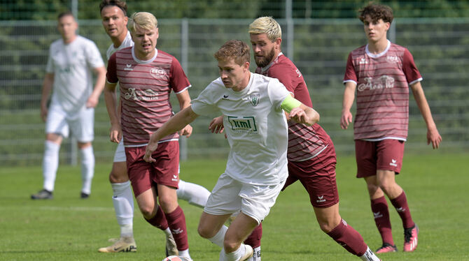 BL, Bezirk Alb, Bezirksliga, Fussball, Maenner, Saison 2025/26, Wuerttemberg, wfv Gehört mit seinen 24 Jahren schon zu den tragenden Säulen des TSV Sickenhausen: Laurin Biedritzky (weißes Trikot).