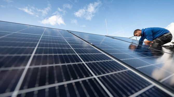 Photovoltaik, Solar, PV, Solaranlage, kostrom, Energiewende, Erneuerbare Energien, lsw, bwg Ärger in Walddorfhäslach: Viele Hausbesitzer im Wohngebiet »Fürhaupt« haben sich eine PV-Anlage aufs Dach bauen lassen. Doch sie