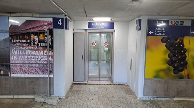 Aufzug Gleis 4 Bahnhpof Metzingen Seit Mittwoch in Betrieb: der Aufzug am neuen Gleis 4 des Metzinger Bahnhofs. Seither geht es stufenlos von der Innenstadt ins W