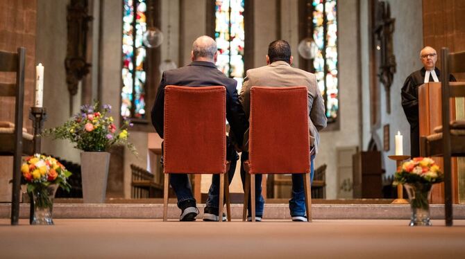 Schwules Paar feiert Segnungsgottesdienst Schwules Paar feiert Segnungsgottesdienst