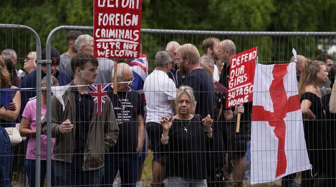 Protest gegen Asylbewerber in Großbritannien Protest gegen Asylbewerber in Großbritannien