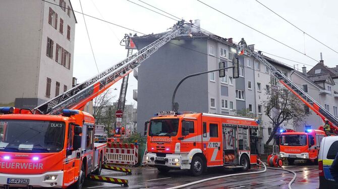 Großeinsatz in Stuttgart - Feuerwehrmann bei Brand verletzt