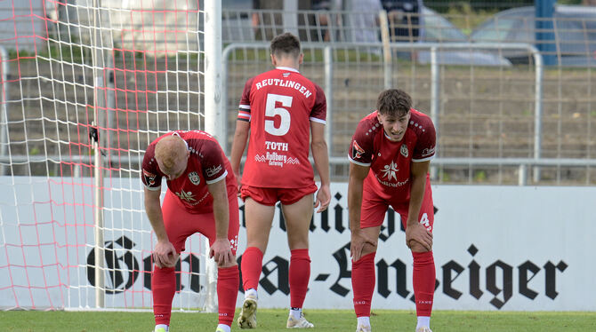Baden-Wuerttemberg, Fussball, Maenner, OL, Oberliga, Saison 2025/26, wfv Enttäuschung beim SSV Reutlingen. Von links: Leander Vochatzer, Yannick Toth und Sladan Puseljic.