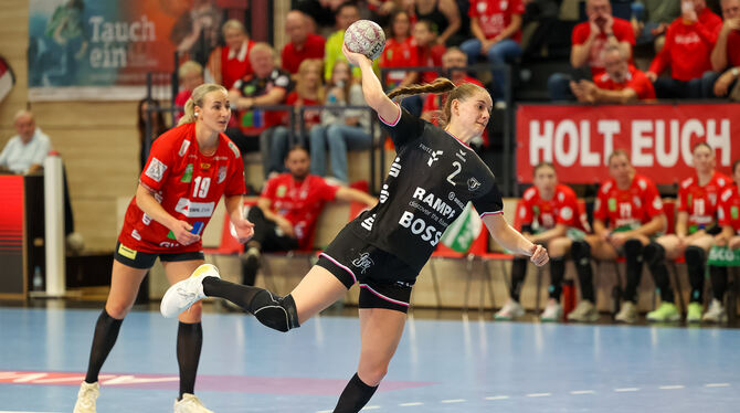 1. Frauen Bundesliga, 25.10.2025, 6. Spieltag, Alsco Handball Bundesliga Frauen, Handball, SV Union Halle-Neustadt vs. TuSsies M Erwischt in Sachsen-Anhalt einen Sahnetag: Metzingens Linksaußen Selina Lindemann (beim Wurf) erzielt in Halle an der Saale 13 T