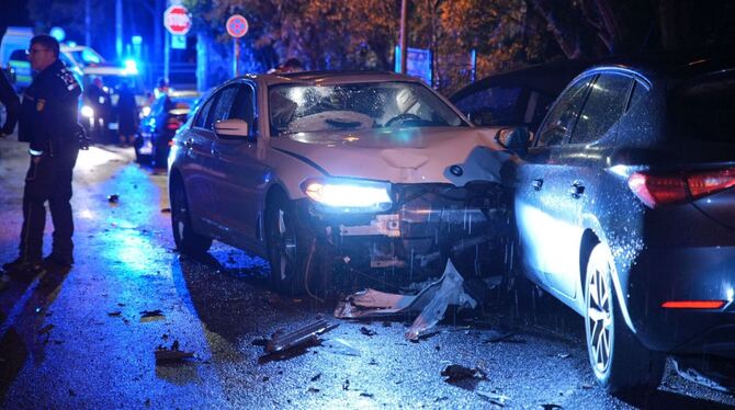 Mann rammt in Stuttgart sechs parkende Autos Mann rammt in Stuttgart sechs parkende Autos