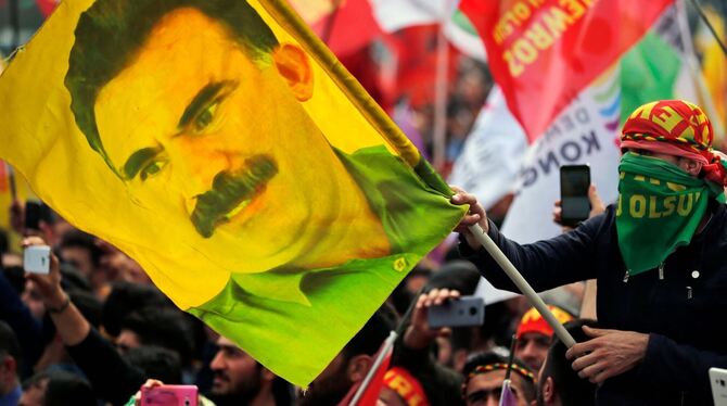 Fahne mit Bild von PKK-Chef Öcalan