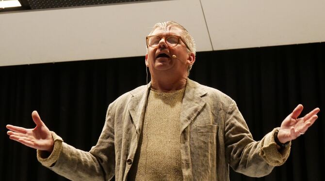 Peter Brändle begeisterte am Freitagabend auf der Bühne in Mittelstadt in annähernd zwölf Rollen  - darunter auch als Karl-Heinz