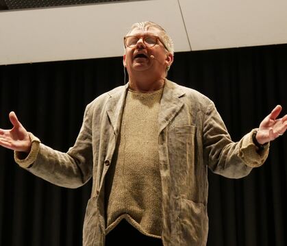 Peter Brändle begeisterte am Freitagabend auf der Bühne in Mittelstadt in annähernd zwölf Rollen  - darunter auch als Karl-Heinz