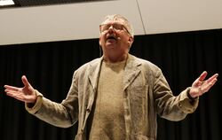 Peter Brändle begeisterte am Freitagabend auf der Bühne in Mittelstadt in annähernd zwölf Rollen  - darunter auch als Karl-Heinz