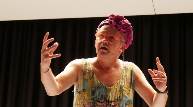 Marianne Herzschmerz, ehemalige Pfarrerin, jetzt esoterische Organisationsberaterin