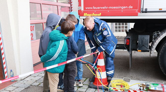 Helfertag in Mössingen: Bernd Siegmann vom THW erklärt hier die Funktion eines Hebekissens.